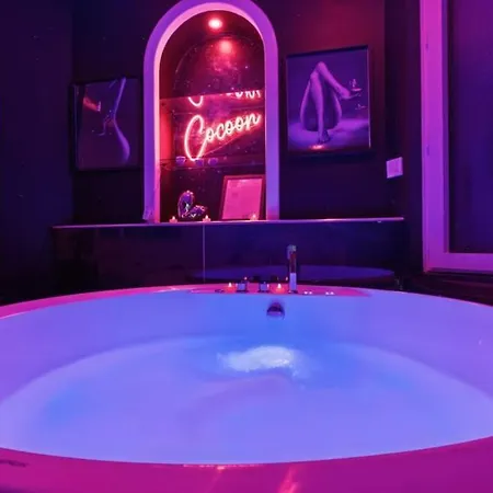 Dark Desir, Jacuzzi, Barre Et Croix De St Andre Apartment