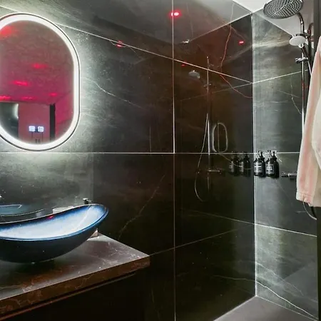 Dark Desir, Jacuzzi, Barre Et Croix De St Andre Apartment *