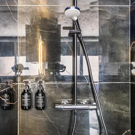 Dark Desir, Jacuzzi, Barre Et Croix De St Andre Apartment