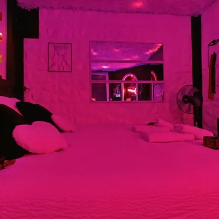 Dark Desir, Jacuzzi, Barre Et Croix De St Andre Apartment